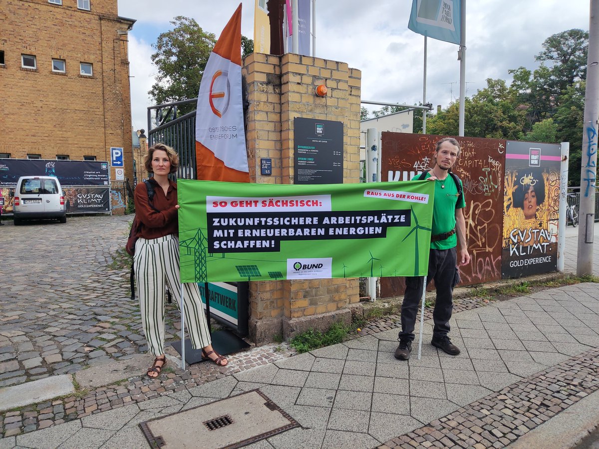 Damit die #Energiewende in der Geschwindigkeit in #Sachsen vorangetrieben werden kann, muss dringend auf Dezentralitat gesetzt werden. Konzentration auf zentrale Player verhindert ein Großteil des Potentials. 

/w <a href="/BundSachsen/">BUND Sachsen</a> vor dem <a href="/OEF_Leipzig/">Ostdeutsches Energieforum</a>