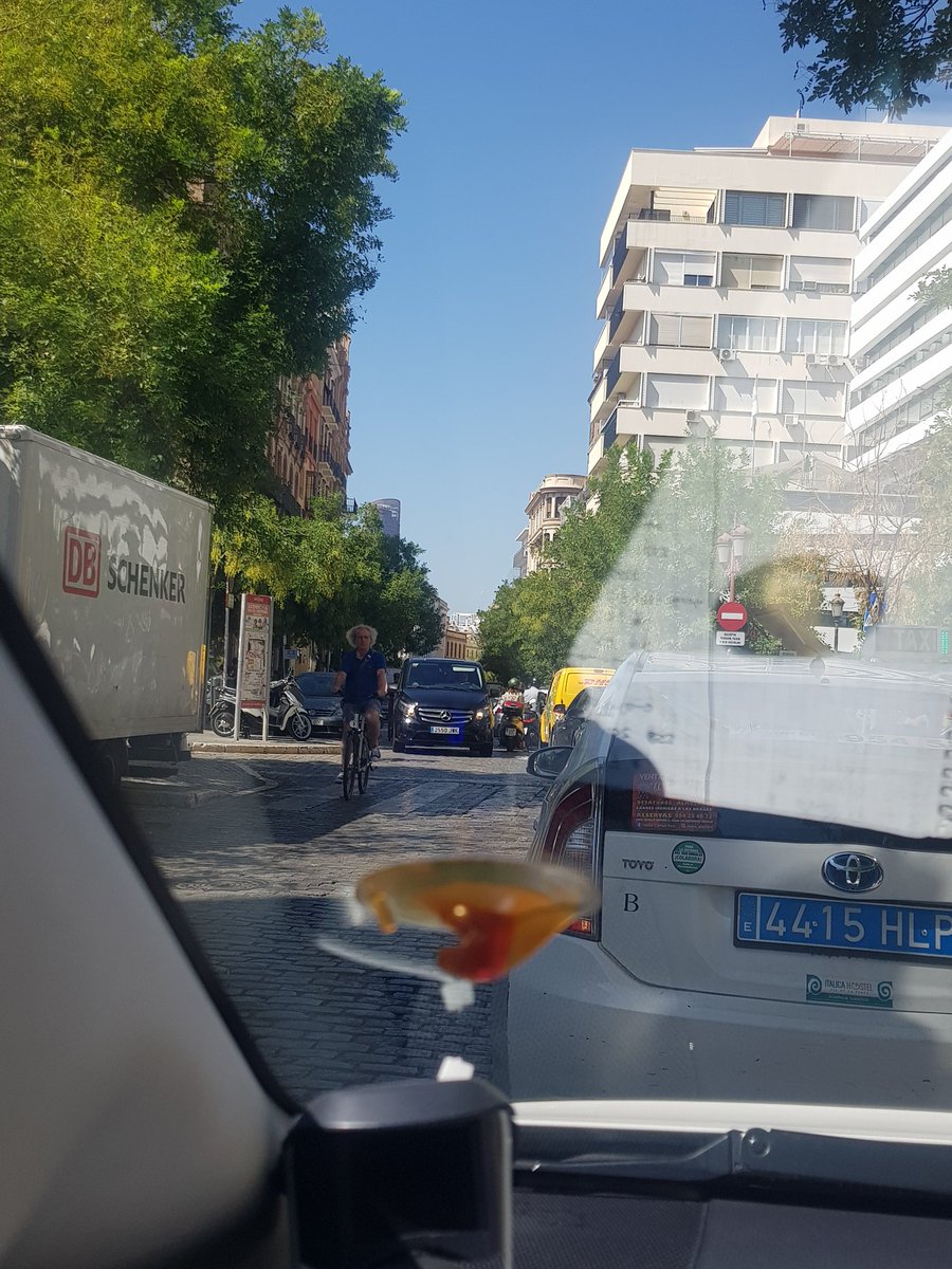 ismaelx20's tweet photo. @usst_oficial 
@juan_barro_ 
@vakataxi 
@taxisupercoco 
@hispalis_tx 
@rafaelmyself 
@EmergenciasSev 
@jlsanzalcalde 
Llevamos semanas aguantando una sin razón como es que por una obra en calle Santa María de Gracia es con Campana lugar que esta prohibido https://t.co/pPdaCNtoLR
