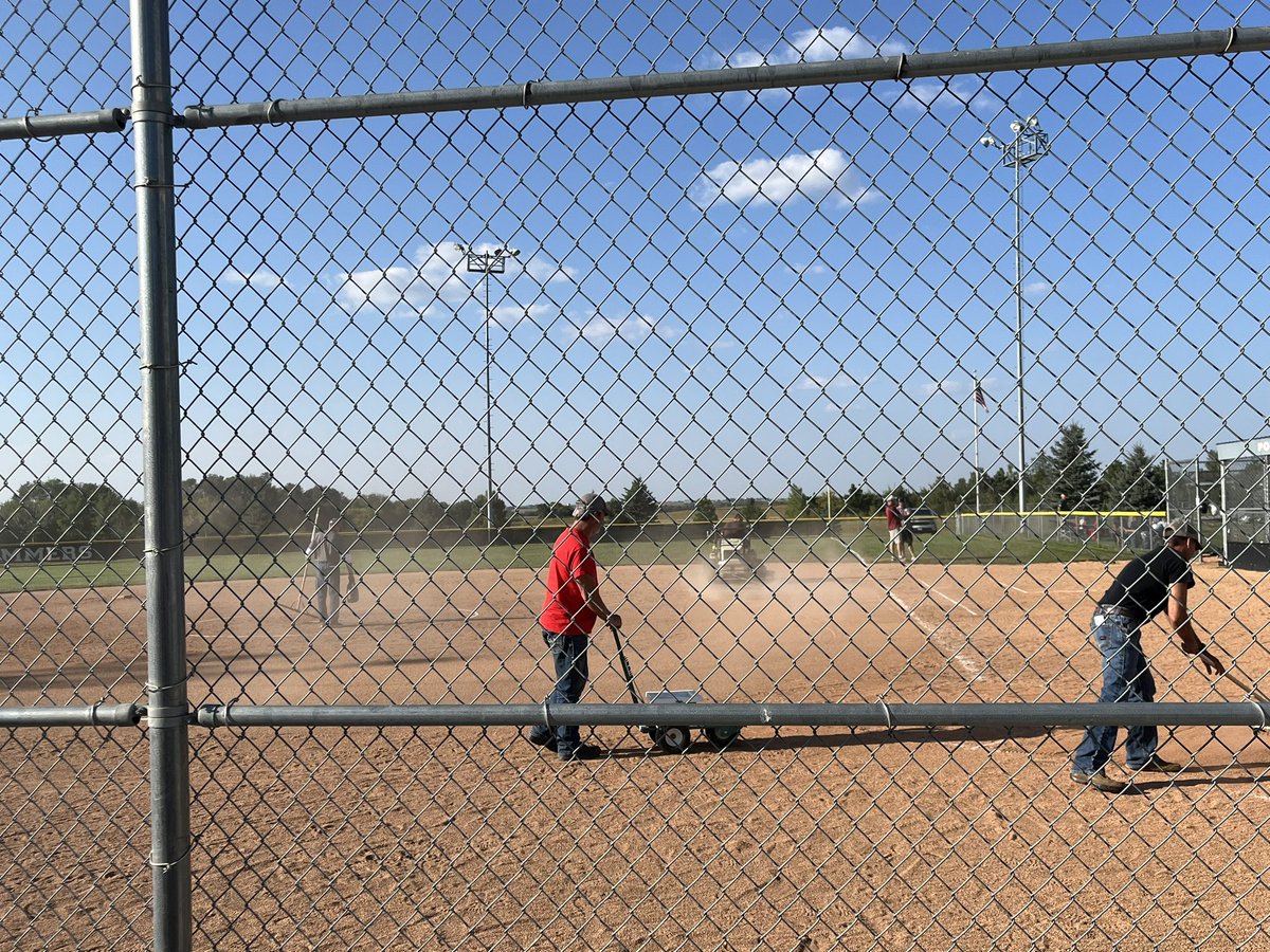 A shout out to the Slammers dads for working the field in between games.