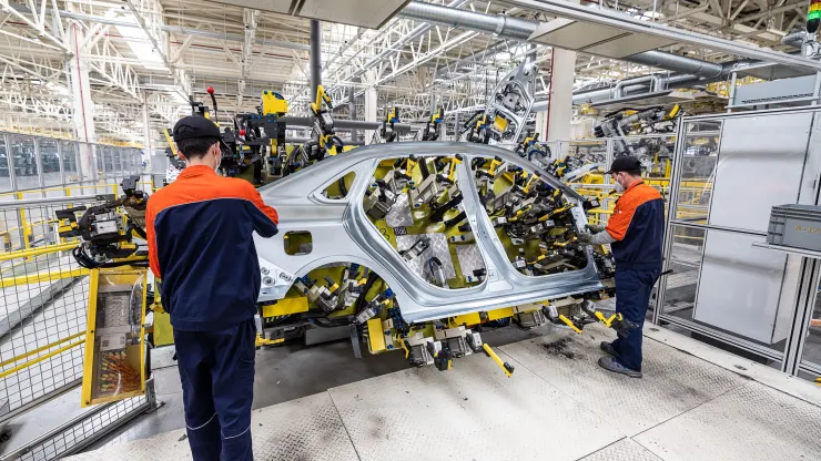 NewsWaveHQ's tweet photo. The European Commission launches an anti-subsidy probe into Chinese electric vehicles, citing concerns about unfair market distortion.  Ursula von der emphasizes the importance of fair competition and protecting European industries while maintaining open communication with China. https://t.co/CsdACb8CyS