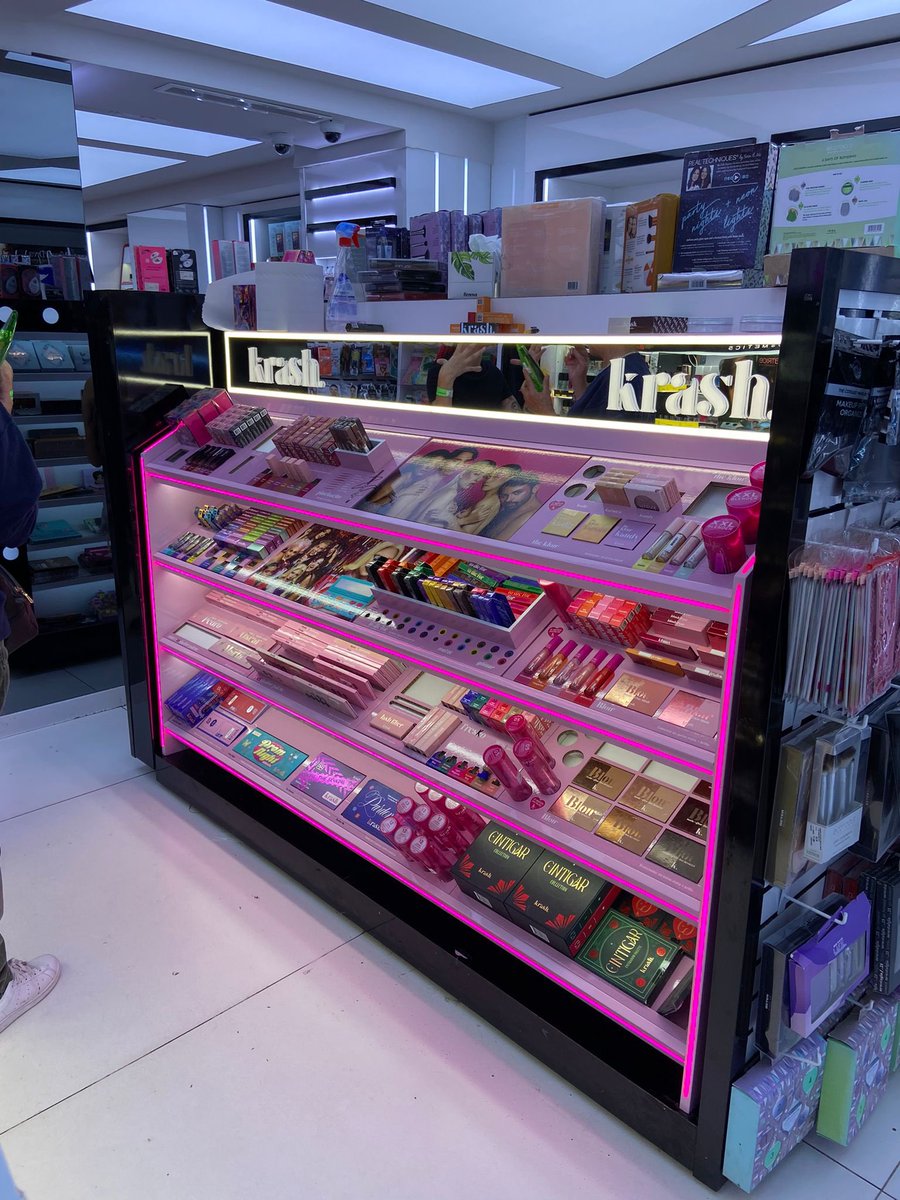 Nuestro primer mueble de <a href="/krashkosmetics/">Krash Kosmetics</a> queda inaugurado en <a href="/pprimor/">Perfumerías Primor</a> Sol (Madrid)! 💗