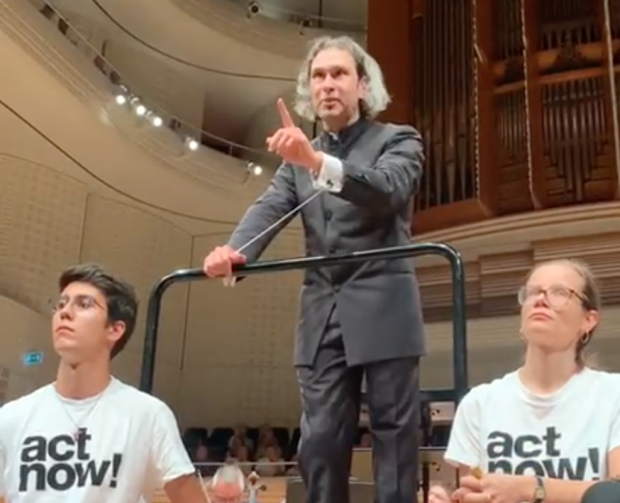 kuestenwende's tweet photo. In #Luzern unterbricht die #Klimasekte ein Konzert. Anstatt die Störer entfernen zu lassen, verlangt Dirigent Vladimir #Jurowski vom zahlenden Publikum, ihnen still zuzuhören, droht ansonsten mit dem Konzertabbruch. Jeder Besucher mit Selbstachtung wäre aufgestanden und gegangen. https://t.co/Aob3UpXbQT