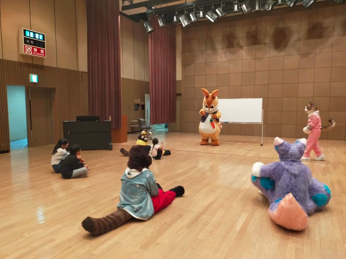 wisteriak9's tweet photo. Aug.26, 2023 ③

ピアノを弾いて
ジェスチャーゲームをやって…
子供達の遊びのアイデアは
尽きる事無し

#ショッコラン @info_shokran @kigu_ken
#アリィ #チャオ #マーチェ @alii_ciao
#ルチル @RHRutile
#ウィステリア
#livecharacter #livecharacters https://t.co/yg9rir9beT