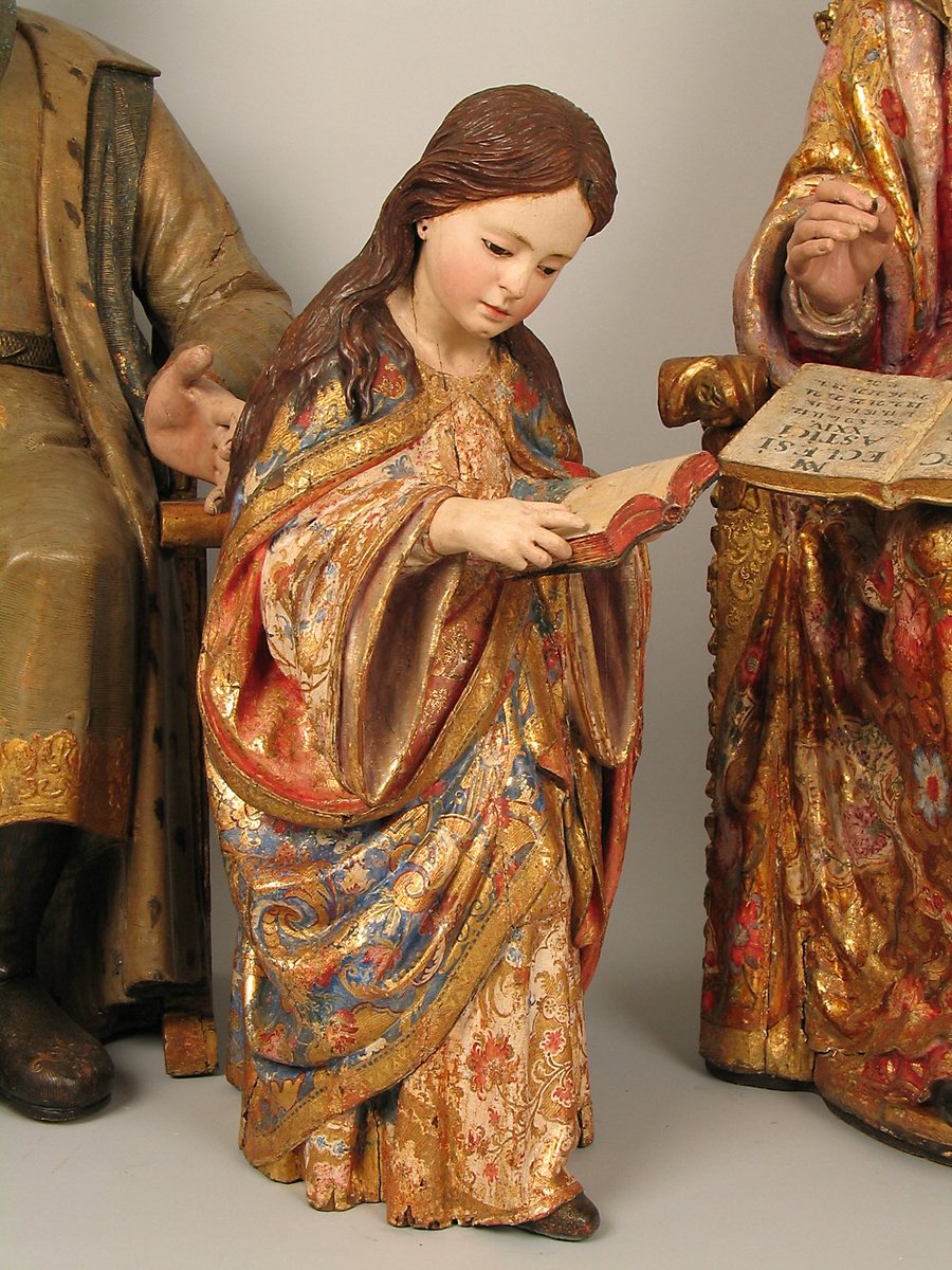 Detalle de la Virgen Niña leyendo, que pertenece al conjunto de la 'Educación de la Virgen', una pieza atribuida al escultor Montes de Oca, mediados del siglo XVIII. De procedencia andaluza, actualmente se encuentra en el Museo Nacional de Escultura de Valladolid. #ArteSacro