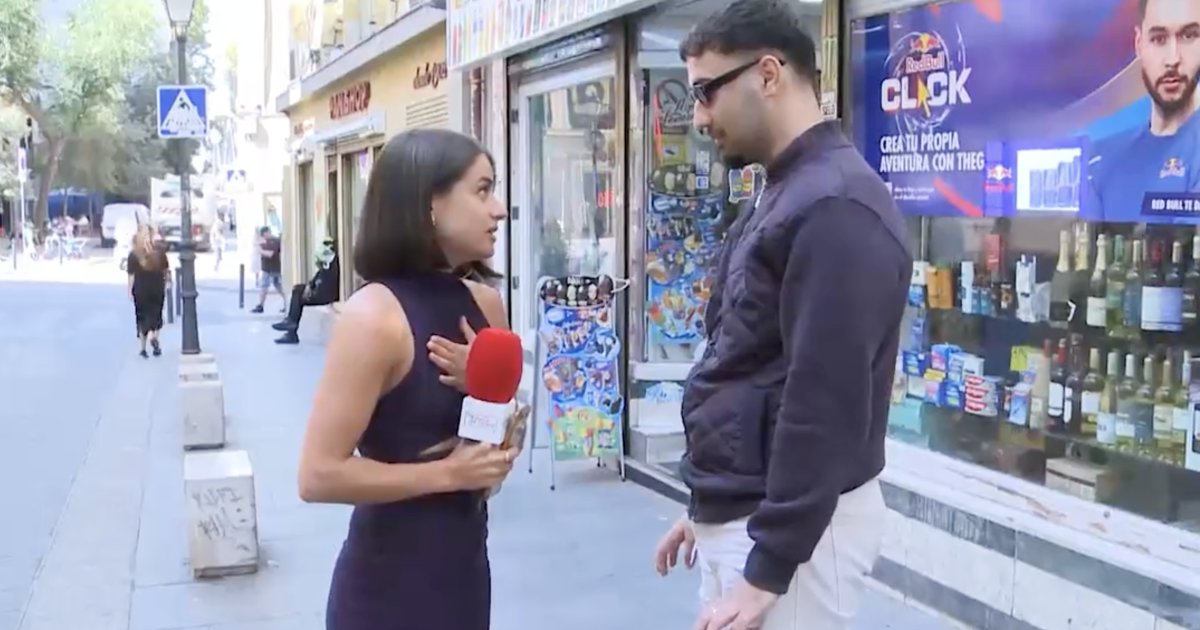 En Espagne, après le baiser forcé, la main aux fesses en direct à la télé. 

Une journaliste agressée en plein jour, dans la rue, alors qu’elle est en direct à la télévision… 

✋Ça suffit. 

Sur quel ton faut-il le dire ? 
telerama.fr/debats-reporta…