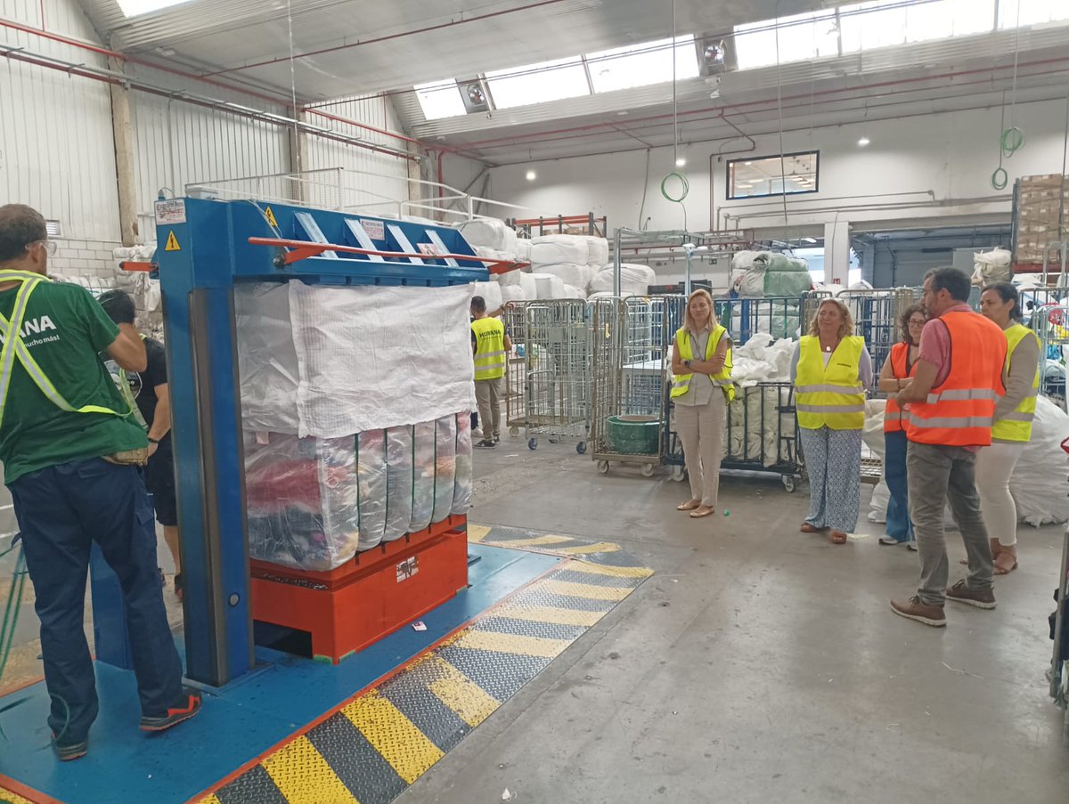 Visitas técnicas como la de ayer de <a href="/Aliciagfranco/">Alicia Garcia-Franco</a> <a href="/reciclajeFER/">FER</a> a nuestra planta de PxR de Leganés nos permiten seguir avanzando de la mano en la definición de un marco adecuado para la gestión apropiada de los residuos #textiles, tanto a nivel nacional como europeo 
#gracias