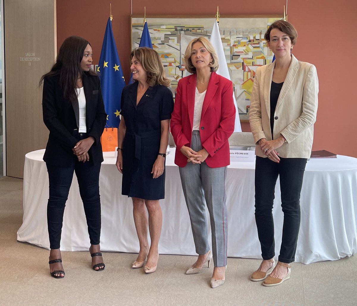 ofqj_france's tweet photo. Signature Feuille de route @Quebec_FR région @iledefrance avec @vpecresse @mboisvert_dg
Renforcement de liens historiques 🚀
✅Transition écologique
✅Transformation digitale
✅Coopération universitaire
✅Developpement économique
✅Culture
✅mobilité jeunesse #OFQJ https://t.co/AWjrct9UMv