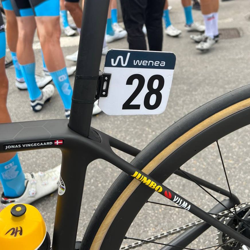 🙋🏻‍♂️ ¿Quieres conseguir la placa del dorsal de la bici de 🇩🇰 Jonas Vingegaard firmada? ✅ ¡Haz RT a este post y podrás participar en el sorteo! 🙋🏻‍♂️ Fancy winning 🇩🇰 Jonas Vingegaard's signed frame number? ✅ RT this post to enter the draw! @wenea_es | #LaVuelta23