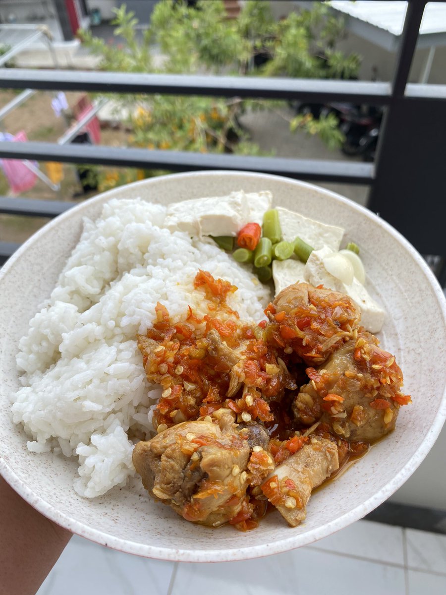 twitnyapimma's tweet photo. Bulan ini emang lagi niat ngirit, jatah makan  dan jajan perhari aku pangkas jadi 15-20 rb (kalo bisa)  ~

Dan yeayyyy ternyata bisa dong (bahkan ga sampe budget segitu jg bisa), kunci nya dengan “Masak sendiri” ✨

Beberapa menu makan ku ⬇️ https://t.co/eOWK0fa5lh