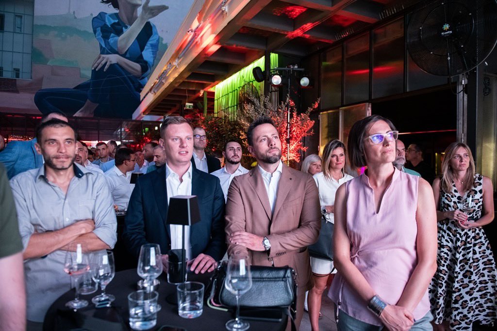 menadzerSAM's tweet photo. Kako je dobro videti vas opet, nakon letnje pauze! 😊
Ispunjeni pozitivnom energijom, spremni smo za nove izazove.🤝
#AfterHolidayCocktail #managerSAM #business https://t.co/cbMfLTehOs
