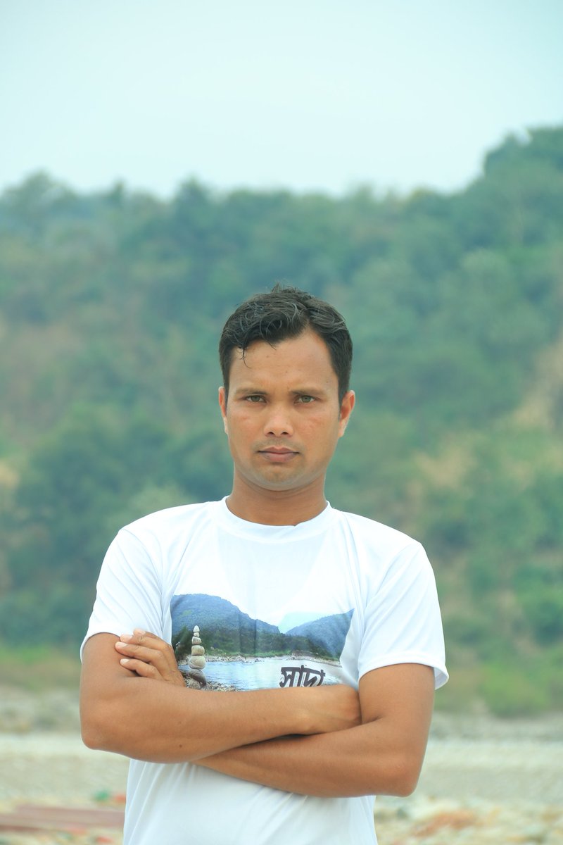 kapiluddin5680's tweet photo. আমি যে দিন মারা যাব ঠিক সেদিনও এইরকম চমৎকার একটি ভোর হবে , সেদিনও ঠিক ৯ টা বাজে অফিস শুরু হবে। ১০ টা বাজে সবার টেবিলে চা যাবে। তেলবাজ এক্সিকিউটিভ বাজ পাখির নজরে অপেক্ষা করবে কখন বস আসবেন। আসা মাত্রই রিপোর্ট করতে গিয়ে কখন পুরো অফিসের পরিবেশ নিজের পক্ষে বাগিয়ে নেওয়া যায......... https://t.co/batyhKE4dM