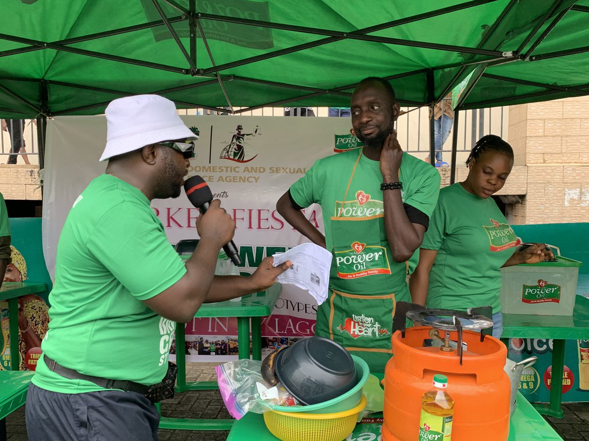 Lagosdsva's tweet photo. The Men Wey Sabi have started their cooking competition @PowerOilNG
#ChangingGenderStereotypes #SGBVNotInMyLagos https://t.co/pEvN05GEV8