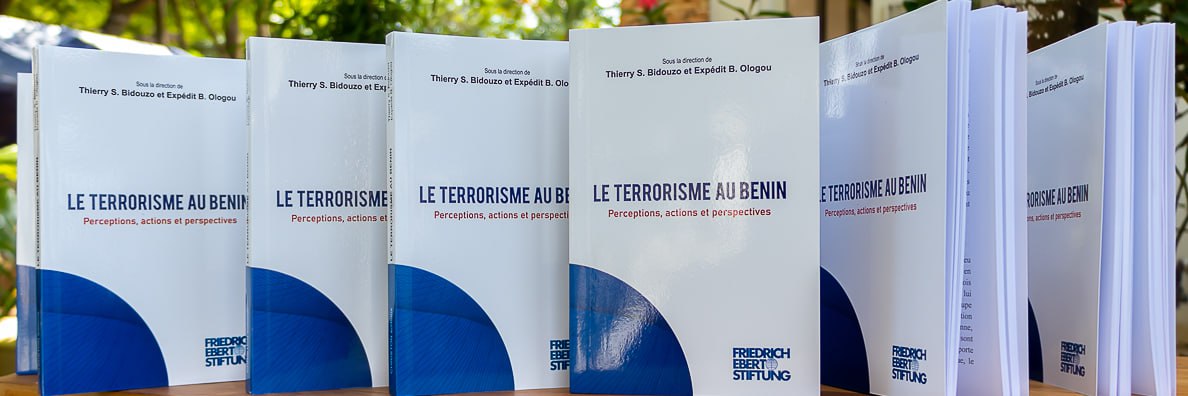 Parution du livre "Le #terrorismeauBénin : perceptions, actions et perspectives", codirigé par Thierry Bidouzo et moi-même. Avec Estelle Djanato, <a href="/afoukin/">Afouda Vincent Agué</a>  et @EmmlonKOUKOUBOU. Avec l’appui financier de <a href="/Fes_Benin/">Friedrich-Ebert-Stiftung Benin</a>. Disponible: benin.fes.de/e/default-7933… 
#terrorismeauBénin
#wasexo