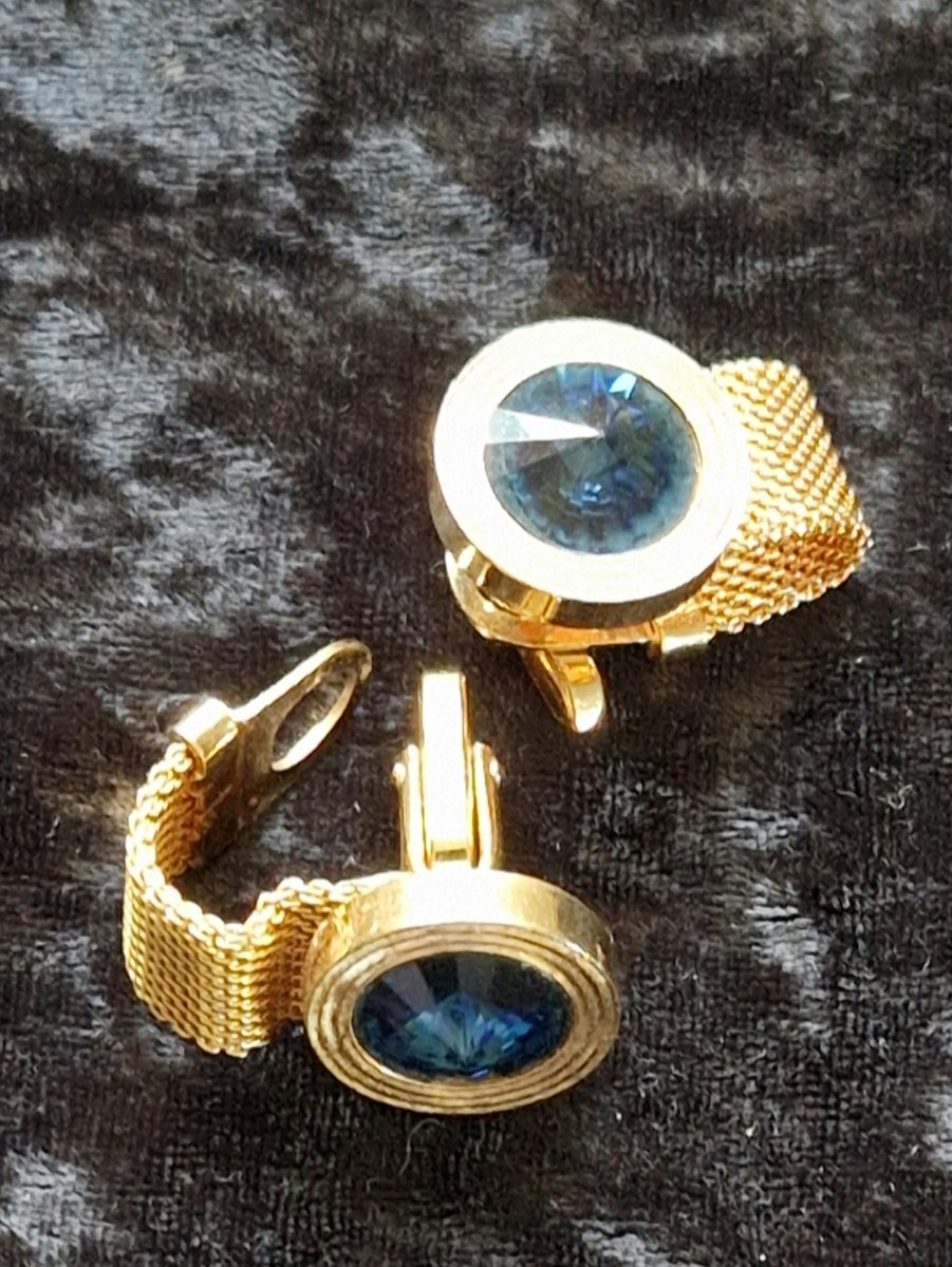 Finally, something for the guys! A pair of superb 1970's over the cuff, cufflinks!
etsy.me/3LnesQl
@EverRotating #vintageshowandsell #YorkshireHour #retrofashion #vintagefashion #cufflinks #mensfashion #recylcevintage #smallbusiness #etsyshop #etsyseller