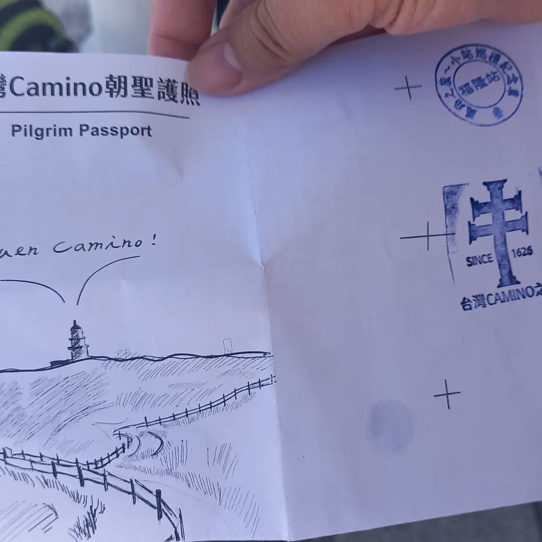 crazyvvi's tweet photo. 今天跟一群朝聖的前輩開走，屬於台灣的Camino，福隆出發沿著東北角海濱線，一路來到台灣最東燈塔 三貂角燈塔。
想了好久的路線今天成行；由於參加的人大多是基督徒，抵達後就看著一位神父帶著大家做彌撒。
���程公車有繞到十幾年沒來的九份，平常日人還不少，公車也比以前多很多，有機會再來晃晃。 https://t.co/Nmiqe7QSfT