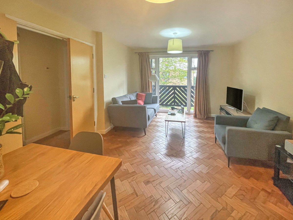 MajorSonPhipps's tweet photo. *TO LET* Lichfield Gardens, Central Richmond
A beautifully presented first floor two-bedroom, two bathroom apartment in this sought after central Richmond development. Available for £2,200pcm from mid / end Oct, for further details please visit https://t.co/Y7OGFRZLbY #torent https://t.co/wp6fnPjtIX