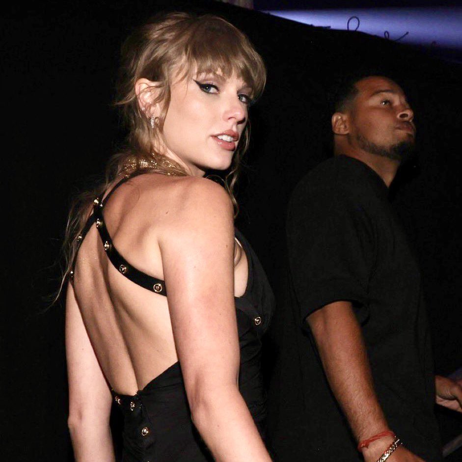 The__Moon_Night's tweet photo. Taylor Swift won 9 ꒰ ꗭ ꒱

เก่งมากจัง Tayต้องดีใจมากแน่เลย ดีใจกับเขาจริงๆ.
#VMAs https://t.co/WgZlplH8mz