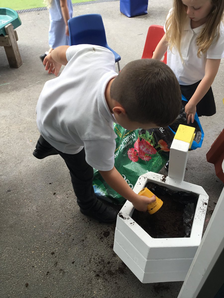 stthomas_cofe's tweet image. Reception have been filling up the new planters #eyfsoutdoorlearning
