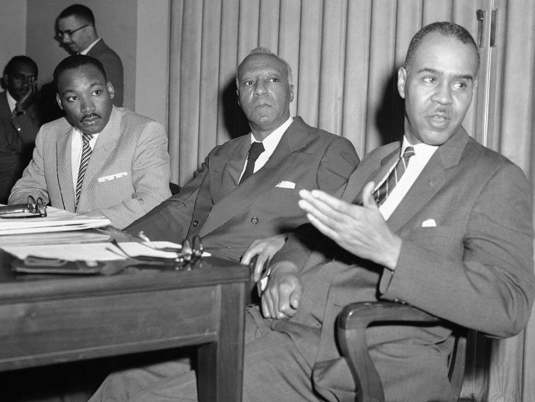 ConnectiveStrat's tweet image. 🚂 The Brotherhood of Sleeping Car Porters, led by Asa Philip Randolph, blazed a trail as the first Black labor union in 1937.
Their mission: boosting wages and benefits for Black porters nationwide. 💼🛏️ #UnityForJustice #ChangeMakers