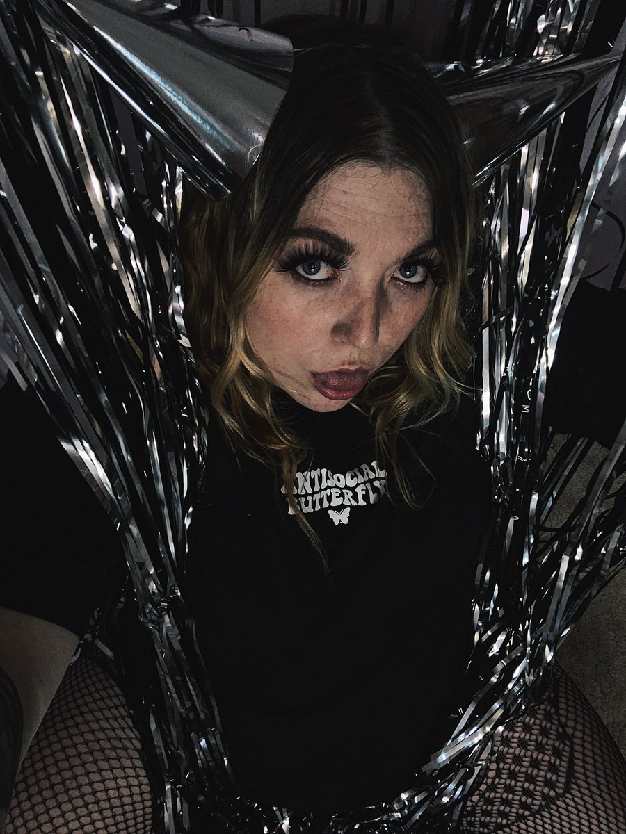 GarbageNerd's tweet photo. https://t.co/xVtm64SGAv

⬆️⬆️ Vote for your fav horror queen (ME) daily in the #FaceofHorror contest! Click the link below https://t.co/UcfIJLPvSn
