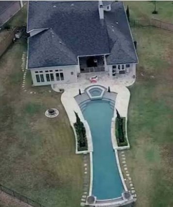 ElAmaDeCasa1's tweet photo. ¿En serio quieren comparar la casa de @XochitlGalvez  (a la izquierda) con la de #JoseRamonLopezBeltran (a la derecha)
😂😂😂😂😂😂😂😂😂😂😂😂 https://t.co/fmPYrloEYw