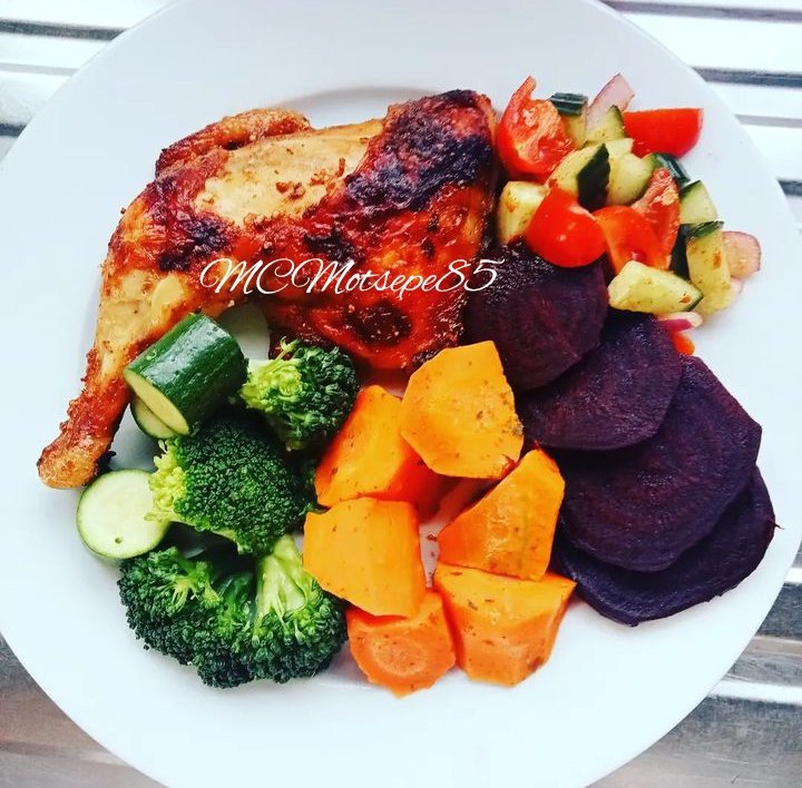 MCMotsepe85's tweet photo. It's been a minute neh π
There we have sweet chilli chicken with broccoli π₯¦ & Baby Marrow, carrots π₯ & beetroot with some fresh salsa πΆοΈ
As we tune into today's episode of
#SkeemSaam
#banting #bantinglifestyle
#CLIFFOODART https://t.co/Kyo27NpNDn
