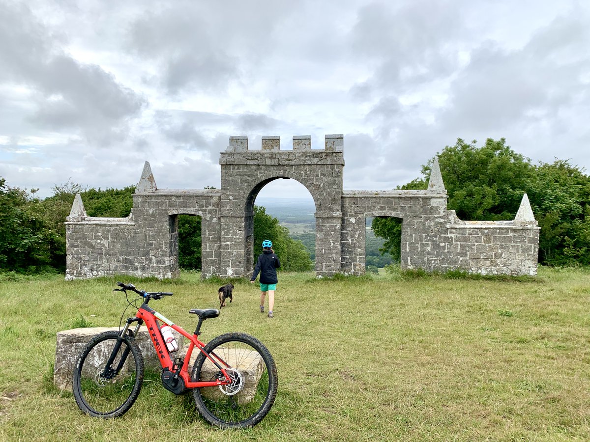 cycleXpurbeck's tweet photo. Riding bikes in Purbeck during September is a real treat with quieter trails and shining sun! Freely cruise on bikes, taking in the relaxed vibes of the season. 🍂
Or maybe you'll pick up the pace and take electric bikes up the hills to seek the stunning views! 🚀 https://t.co/nXdxSUvsLV