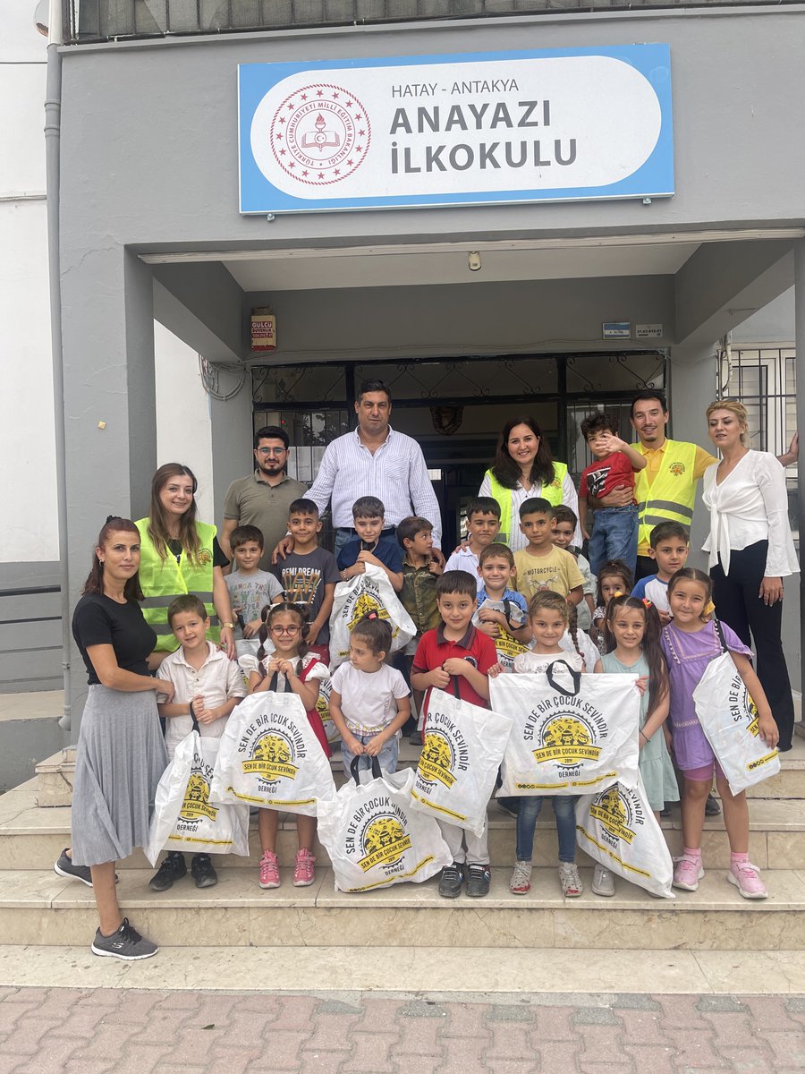 Antakya / Hatay

Anayazı İlkokulu 

Depremin en büyük izlerini taşıyan ilçemiz Antakya’da bulunan Anayazı ilkokulunda yeni eğitim ve öğretim dönemine başlayan 410 öğrencimize kırtasiye seti ve çantalarını hediye ettik.