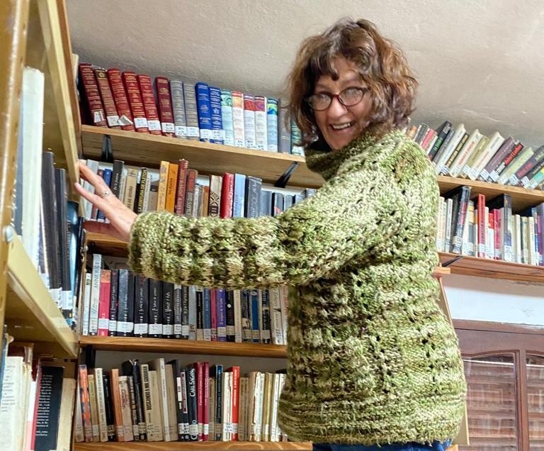 juliobanuelosok's tweet photo. 🗓#DíaDelBibliotecario y #Bibliotecaria 📚 
En esta jornada envió mi saludo y reconocimiento a quienes día a día, con su labor y dedicación, difunden, comparten e invitan a descubrir relatos, historias y mundos entre las páginas de enciclopedias, novelas y todo tipo de libros. https://t.co/E3L4DaqHkk