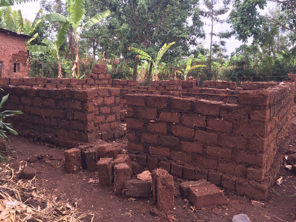 BoscoManirabona's tweet photo. Mwiriwe neza, ngirango muribuka umwana nigeze kubereka musanze yigira ku matara yo ku muhanda ikigo cya @BBOXX_Rwanda kikamufasha kubona umurasire wo kujya yigiraho, hari abantu benshi bakomeje kwifuza uko bagera kuri uno mwana bakamufasha n’umuryango we, ubu rero murakenewe.... https://t.co/m1d4hF3BTr