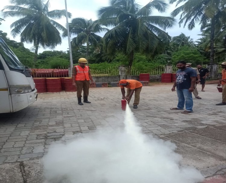 FireService_ANP's tweet photo. Importance of  Fire Safety Training cannot be over emphasized.

#FSShaheedDweep conducted Training session on First Aid Fire Fighting &amp; Mock Drill on 13.09.2023 for the personnel of ANIIDCO Petrol Pump.

Fire Alarm Drill was  also successfully conducted. https://t.co/laalfZXWXd