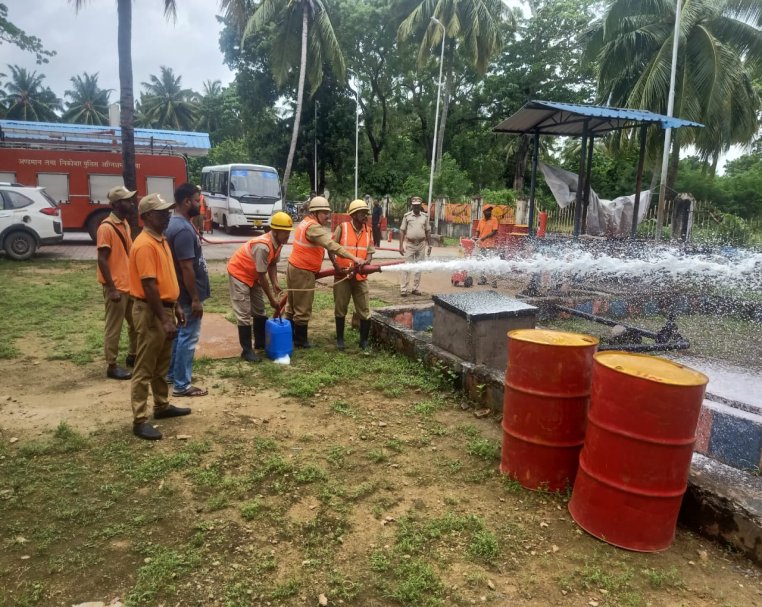 FireService_ANP's tweet photo. Importance of  Fire Safety Training cannot be over emphasized.

#FSShaheedDweep conducted Training session on First Aid Fire Fighting &amp; Mock Drill on 13.09.2023 for the personnel of ANIIDCO Petrol Pump.

Fire Alarm Drill was  also successfully conducted. https://t.co/laalfZXWXd