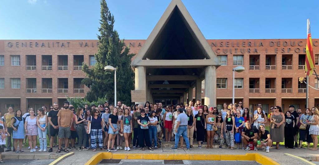 STEPV_Iv's tweet photo. Concentracions a Conselleria i a les DT d'Alacant i Castelló esta vesprada per dona suport al col·lectiu afectat per les adjudicacions.

@IntersindicalV 

@GVAeducacio https://t.co/75wLOOtFHt