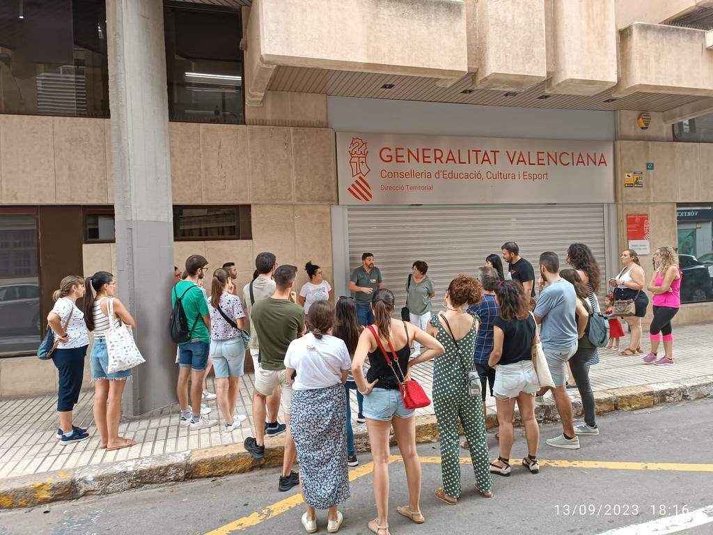 STEPV_Iv's tweet photo. Concentracions a Conselleria i a les DT d'Alacant i Castelló esta vesprada per dona suport al col·lectiu afectat per les adjudicacions.

@IntersindicalV 

@GVAeducacio https://t.co/75wLOOtFHt