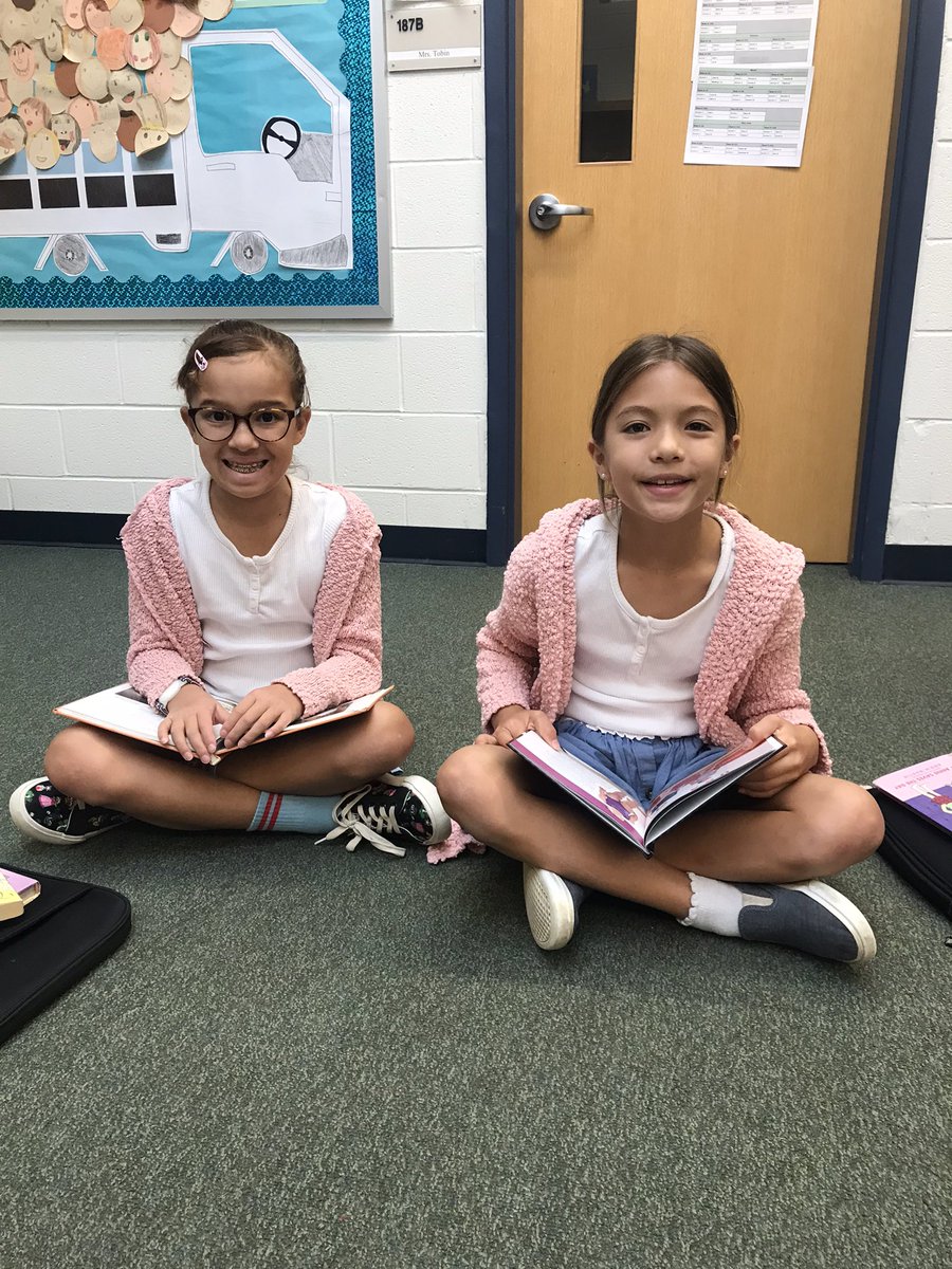 Reading twinsies ❤️ 📕