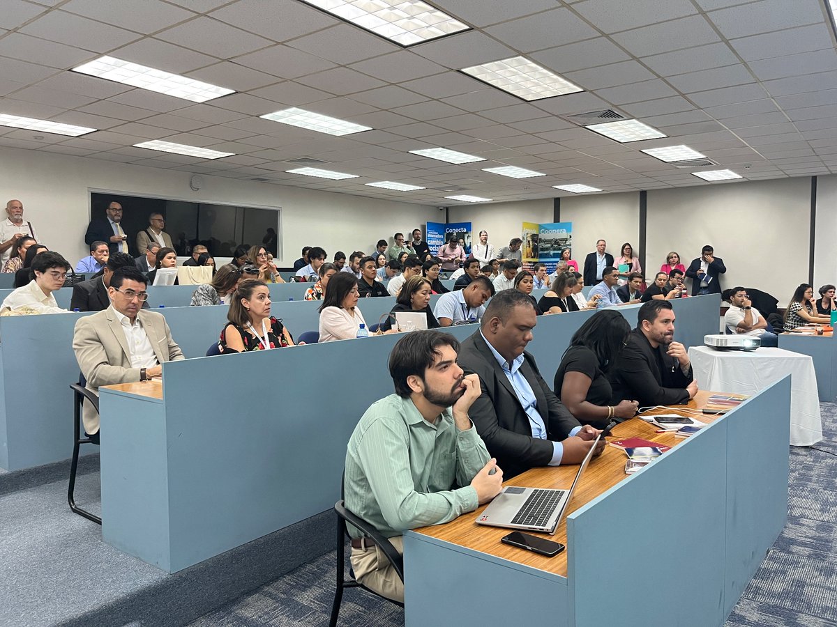 Redcacip's tweet photo. Arrancamos el día 1 del X Congreso Centroamericano de Ciencias Políticas con invitados de toda la región, además de algunos de Estados Unidos y Europa. Conferencia inaugural por Dinorah Azpuru sobre déficits democráticos y regímenes contemporáneos en América Central. https://t.co/jFbffhZ51Z