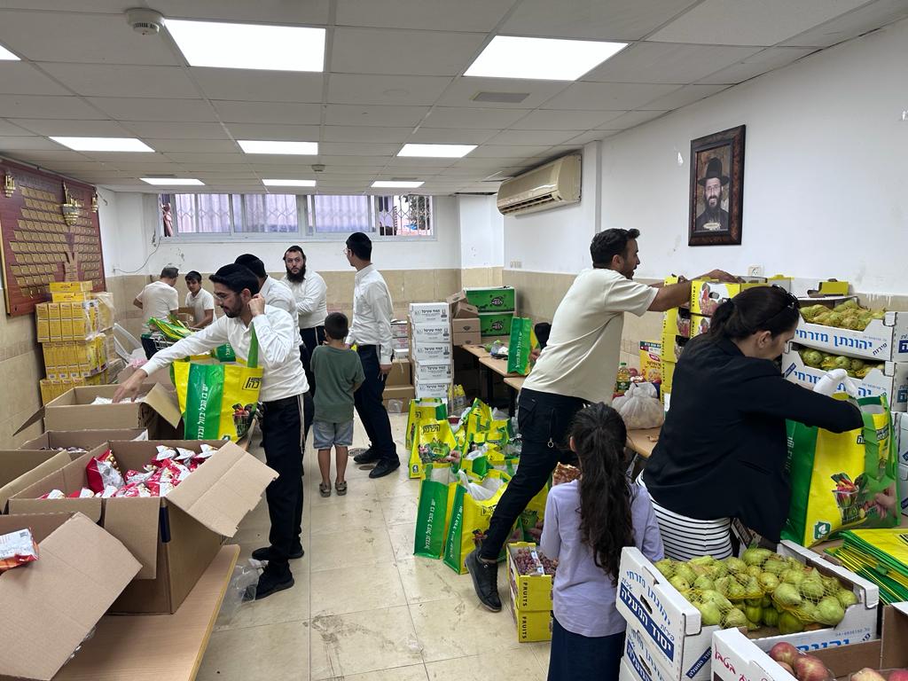 MideyShabat's tweet photo. 3/4
🤝חלוקת ראש השנה התשפ"ד (2023) - בבית החסד "מאורות נתן"‼️

❣️חלוקה למאות משפחות בדרום - יום שלישי כ"ו באלול ה'תשפ"ג (12.9.23)

👈רוצים לסייע ⁉ https://t.co/6tjpZ7fPBJ

=-=
#חלוקות_חגים https://t.co/5lgcYIFNDv