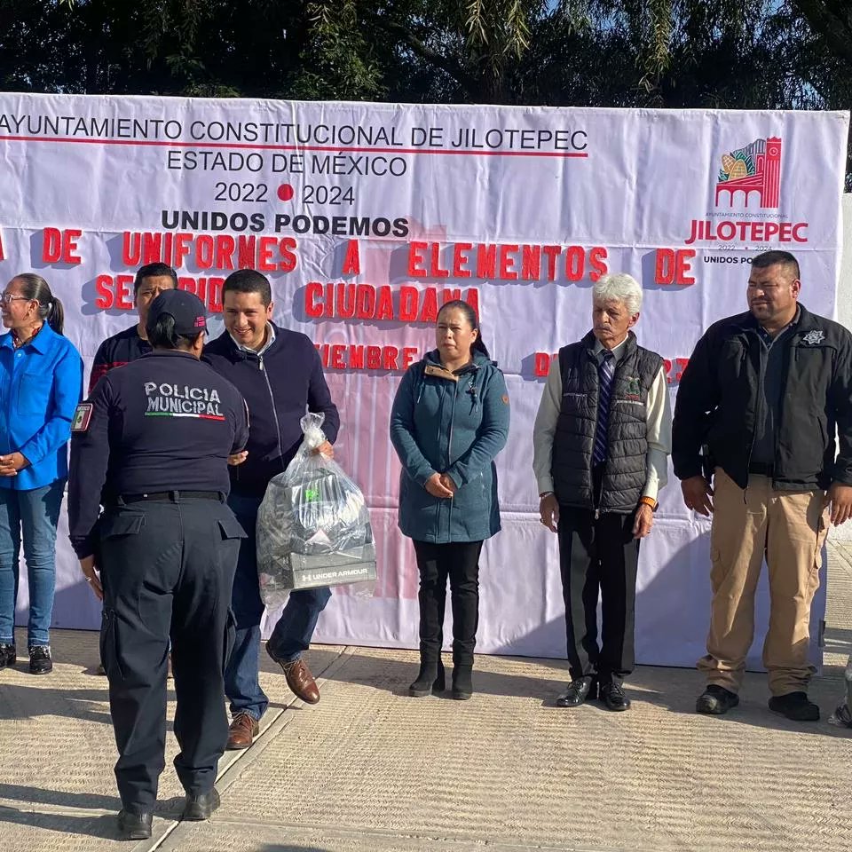 leopoldoolguin's tweet photo. #PoloOlguínSecretarioAytoJilotepec Acompañe al Lic. Rodolfo Nogués, Pdte. Mpal. de Jilotepec, a la Entrega de uniformes a los elementos de la Policía Municipal; así como el anuncio de la Construcción de dormitorios, Sanitarios y Comedor para uso de los Elementos. https://t.co/xMdRi84Wxh
