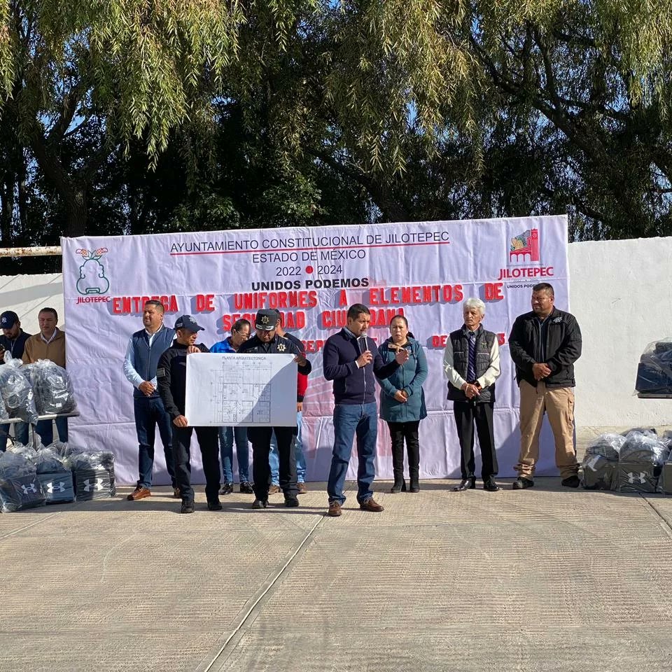 leopoldoolguin's tweet photo. #PoloOlguínSecretarioAytoJilotepec Acompañe al Lic. Rodolfo Nogués, Pdte. Mpal. de Jilotepec, a la Entrega de uniformes a los elementos de la Policía Municipal; así como el anuncio de la Construcción de dormitorios, Sanitarios y Comedor para uso de los Elementos. https://t.co/xMdRi84Wxh