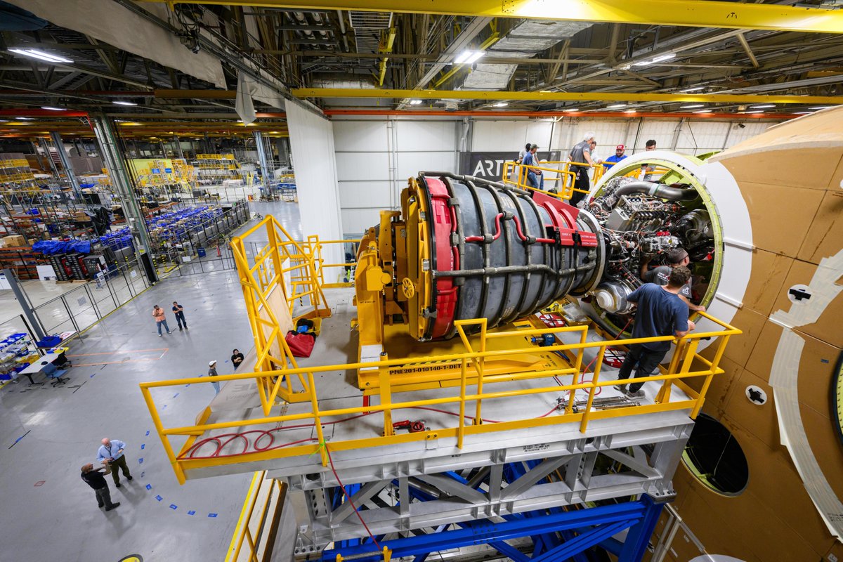 NASA_SLS's tweet photo. 🚀 MILESTONE ALERT

The RS-25 engine installation process has begun for the SLS rocket that will help power @NASAArtemis II. The engines produce more than 2 million pounds of thrust to help send @NASA_Orion and the crew inside around the Moon.

LEARN MORE: https://t.co/jcCXX6PTTJ https://t.co/CUTY6cFNUo