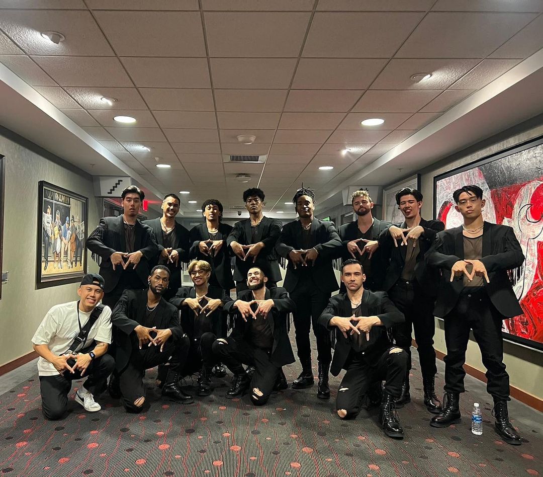 txtdom's tweet photo. TXT DANCERS TEAM OMG https://t.co/vpx2jTzVqa