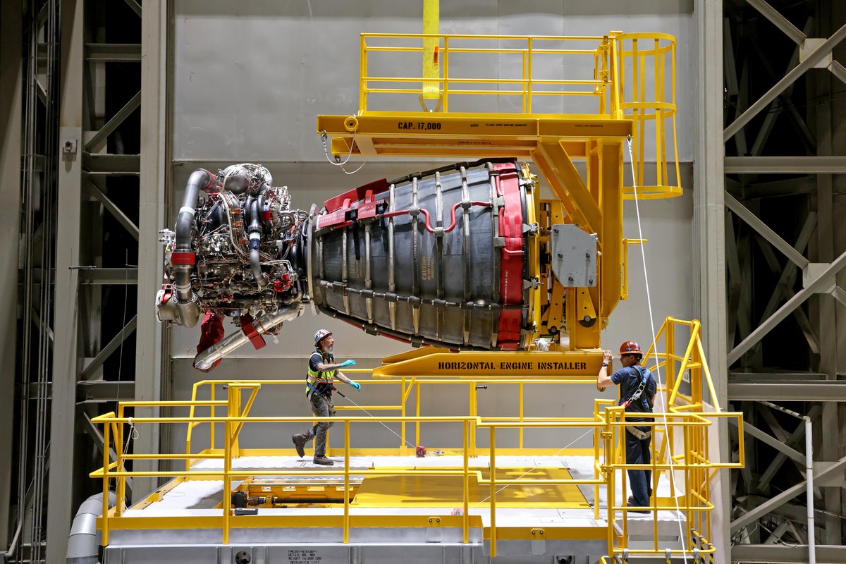 NASA_SLS's tweet photo. 🚀 MILESTONE ALERT

The RS-25 engine installation process has begun for the SLS rocket that will help power @NASAArtemis II. The engines produce more than 2 million pounds of thrust to help send @NASA_Orion and the crew inside around the Moon.

LEARN MORE: https://t.co/jcCXX6PTTJ https://t.co/CUTY6cFNUo