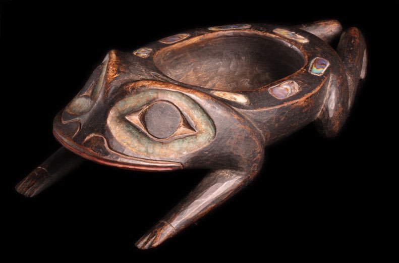 ArtHistAnimalia's tweet image. #Woodensday:
#Frog Bowl, c.1860
#Tlingit culture, Pacific NW Coast
Wood, Paint &amp;amp; Abalone Shell, 7½ Length
The Steven Michaan Collection of North American Tribal Art:
￼ stevenmichaancollection.com/TheArtoftheSpi…
#FirstNationsArt #NativeAmericanArt #IndigenousArt
“Frogs were principal characters in