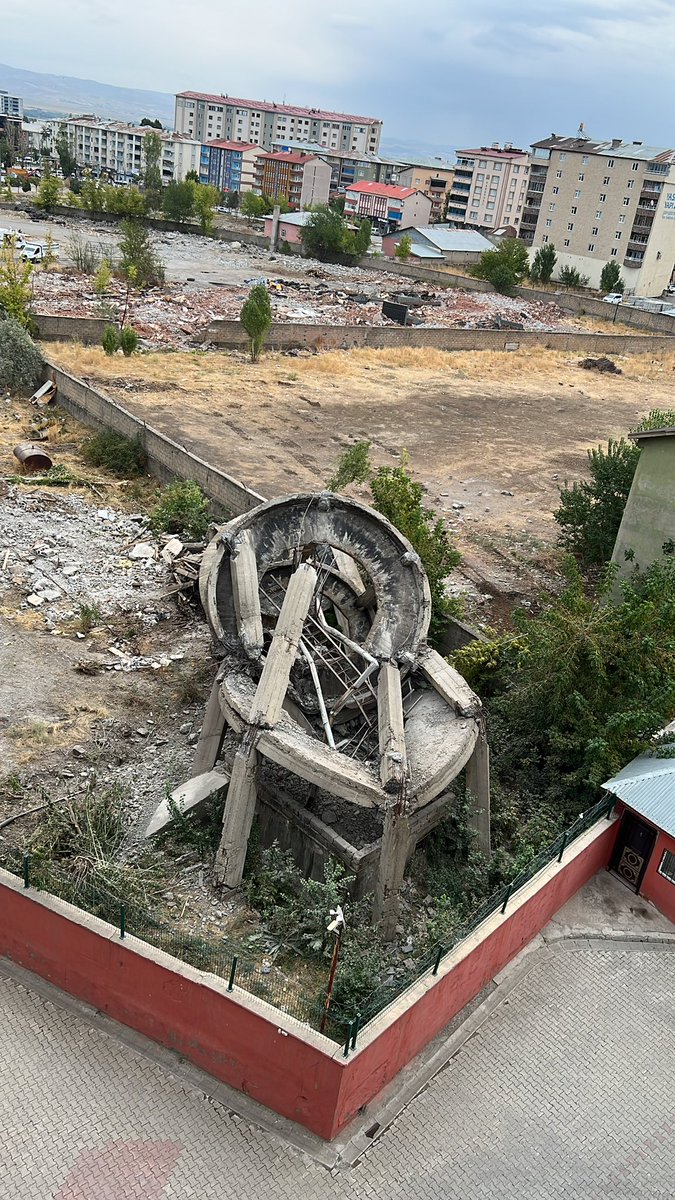 İl Özel İdare yerleşkesinde bulunan su kulesinin yıkımında gerekli güvenlik önlemlerini alıp yıkımını hasarsız bir şekilde gerçekleştiren İl Özel İdare Genel Sekreteri Şeyhmus Yentür ve ekibine İdeal Yaşam Sitesi sakinleri olarak teşekkür eder, çalışmalarında başarılar dileriz.
