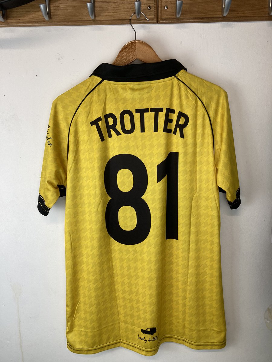 TheKitmanUK's tweet photo. Couldn’t resist getting this Only Fools &amp; Horses shirt, it’s Lovely Jubbly! 😜😍👕

A nice nod to Peckham Spring Water too! Classic! 😂 

#TheKitman 👕

#OFAH #OnlyFoolsandHorses #PeckhamSpring #DelBoy #Trotter #NagsHead #HeWhoDaresWins! https://t.co/vJtmWupAsK
