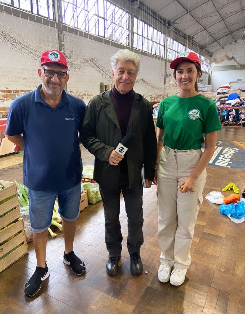 MST_Oficial's tweet photo. 🍝 Caco Barcellos visita a Cozinha Solidária do MST em Encantado! A matéria será veiculada no programa Profissão Repórter.

🚩 A Cozinha Solidária já entregou 12 mil marmitas nas cidades do Vale do Taquari, nas comunidades mais afetadas pelas enchentes.

#TôComMST https://t.co/6XF8c6rRuh