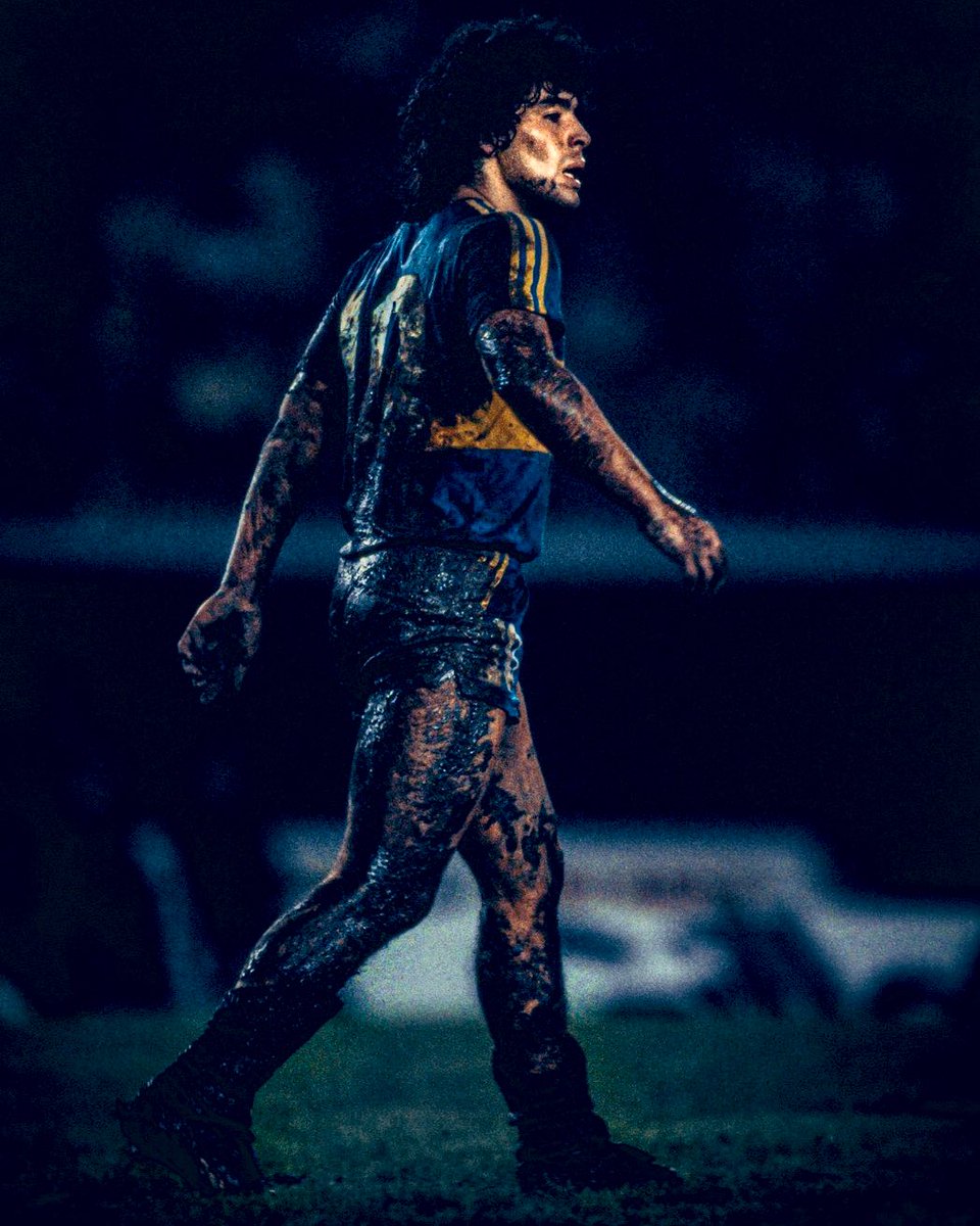 A veces me pongo a pensar que el fútbol tiene más de 150 años, que existen más de 200 ligas y que hay miles de equipos a lo ancho y largo del planeta.

Y justo el tipo que mejor lo jugó, fue hincha y fanático de nuestro club.

Amaba y respiraba Boca Juniors por cada uno de sus