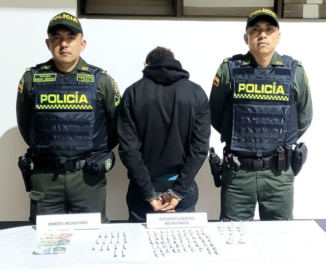 En el barrio Progreso III de Yopal, se logró la captura de un hombre de 19 años por el delito de tráfico, fabricación o porte de estupefacientes, cuando se le halló en su poder, 64 papeletas de basuco, 9 tubos de clorhidrato y 17 cigarrillos de marihuana.