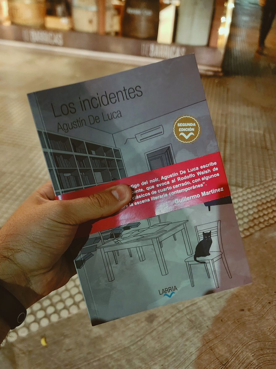 mdkro's tweet photo. No leo mucha ficción pero me dejé llevar por un tweet viral que recomendaba esta novela policial y nunca un libro me atrapó tanto. Mamushka de novelas policiales. La locura es total (y la recomendación también). https://t.co/2hw1phVMbU