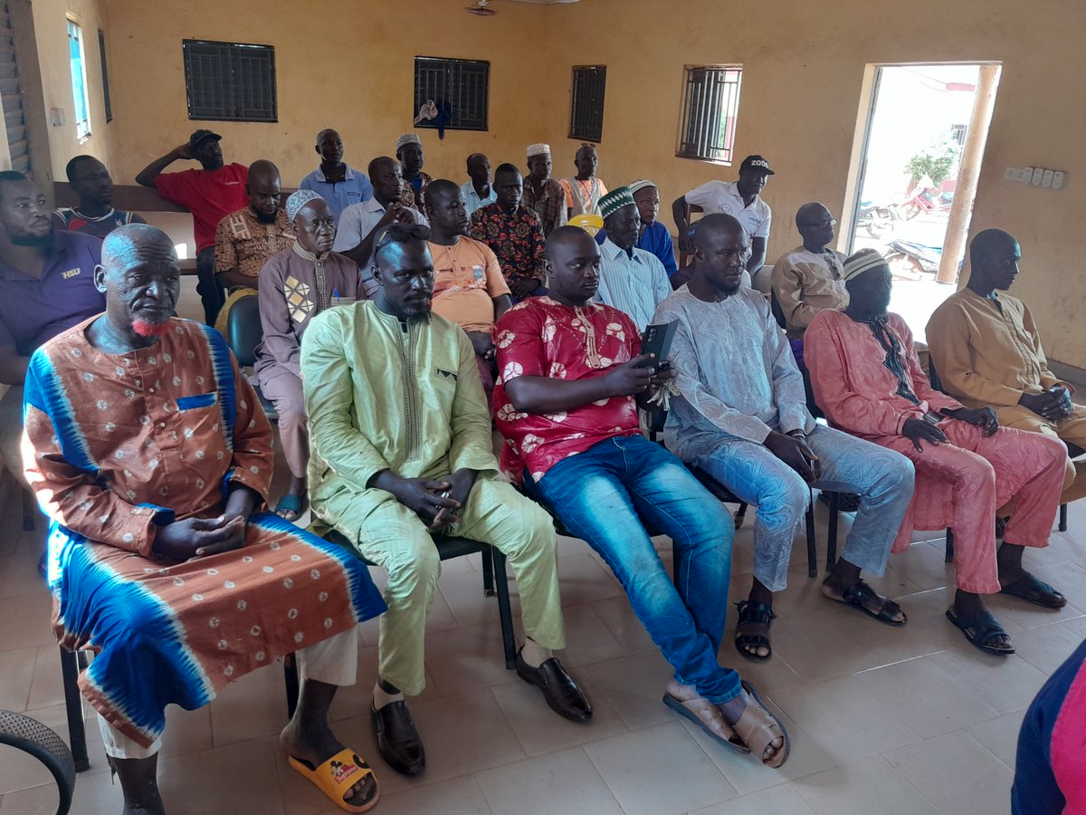 guinee_oms's tweet photo. #Siguiri: Le @MSHP et @guinee_oms organisent le #dialogue #communautaire avec les chefs des quartiers de la commune rurale de #Kintinian qui se sont engagés à sensibiliser leurs populations en faveur de la #vaccination contre la #poliomyelite et la surveillance des maladies. https://t.co/lfwwRjvawu